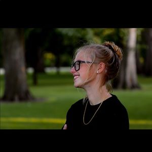 Meet your Posher, Demi